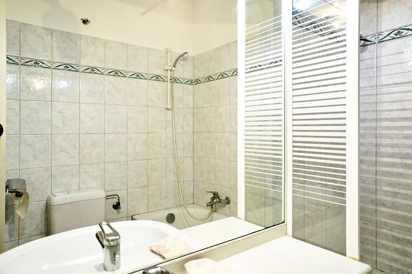 1-room apartment on the ground floor with 2 parking spaces in a central location - Photo 7 of 15