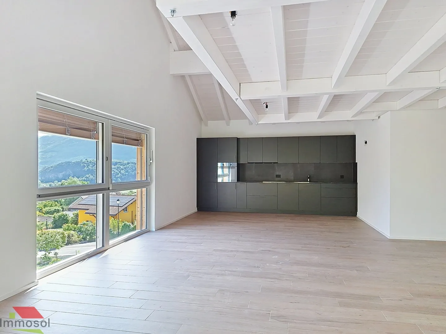Modern Apartment with Balcony - Photo 4 of 9