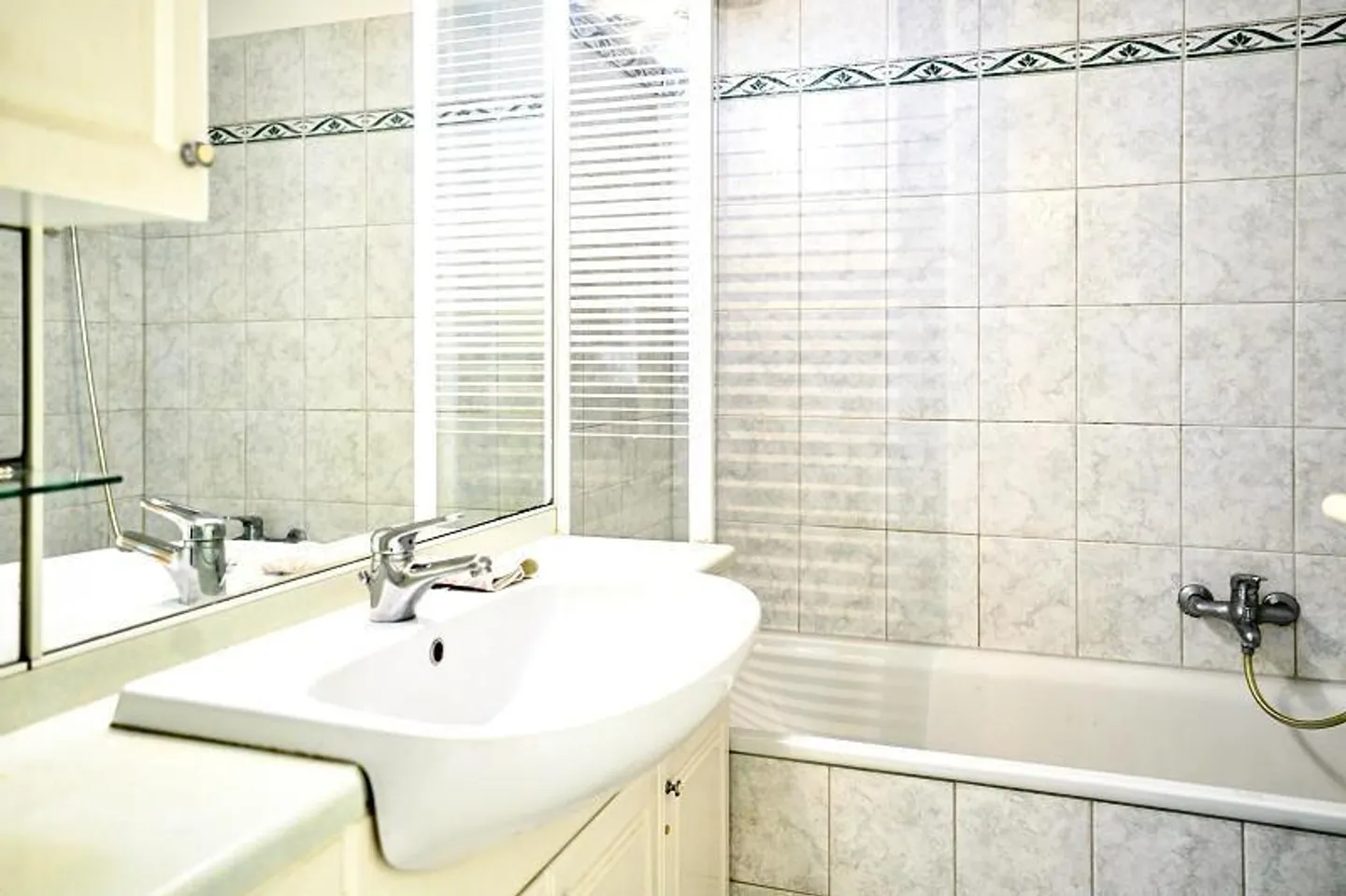 1-room apartment on the ground floor with 2 parking spaces in a central location - Photo 8 of 15