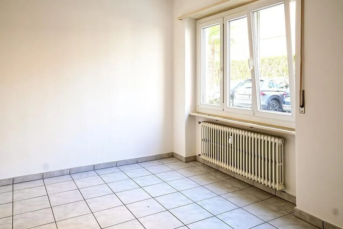 1-room apartment on the ground floor with 2 parking spaces in a central location - Photo 4 of 15