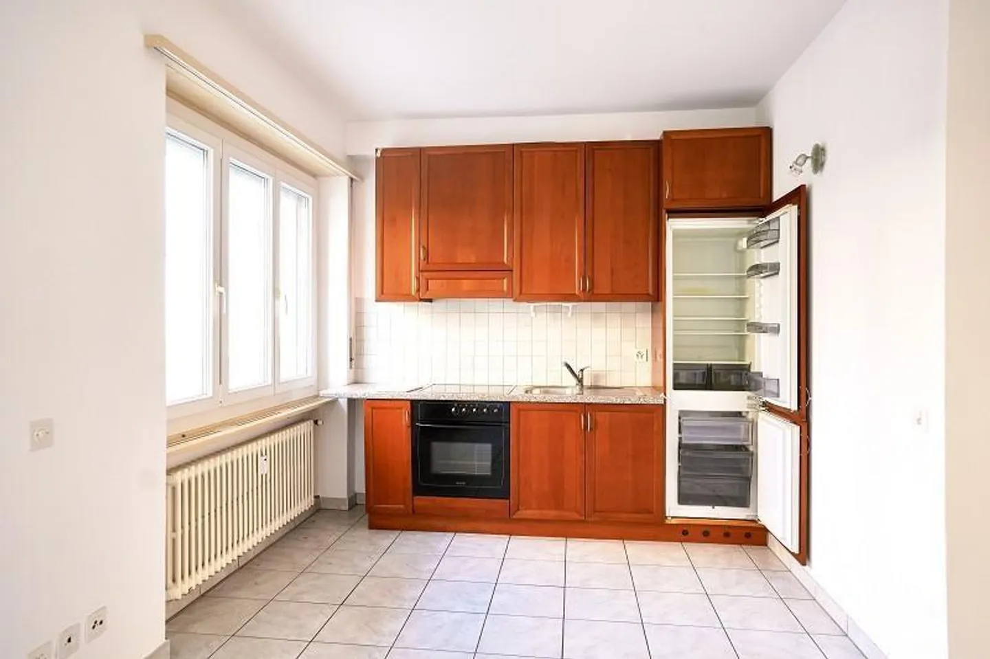 1-room apartment on the ground floor with 2 parking spaces in a central location - Photo 6 of 15