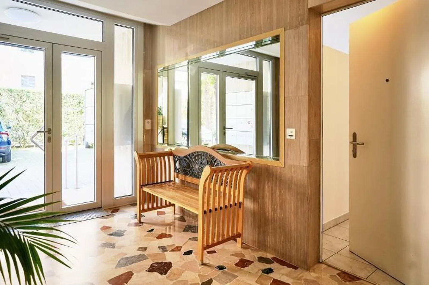 1-room apartment on the ground floor with 2 parking spaces in a central location - Photo 10 of 15