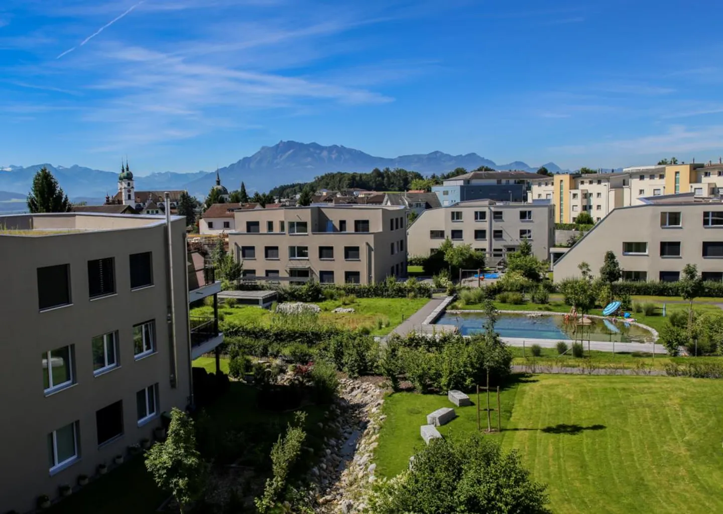 Appartamento attraente di 3,5 locali con terrazza, laghetto balneabile e posto auto - Foto 2 di 7