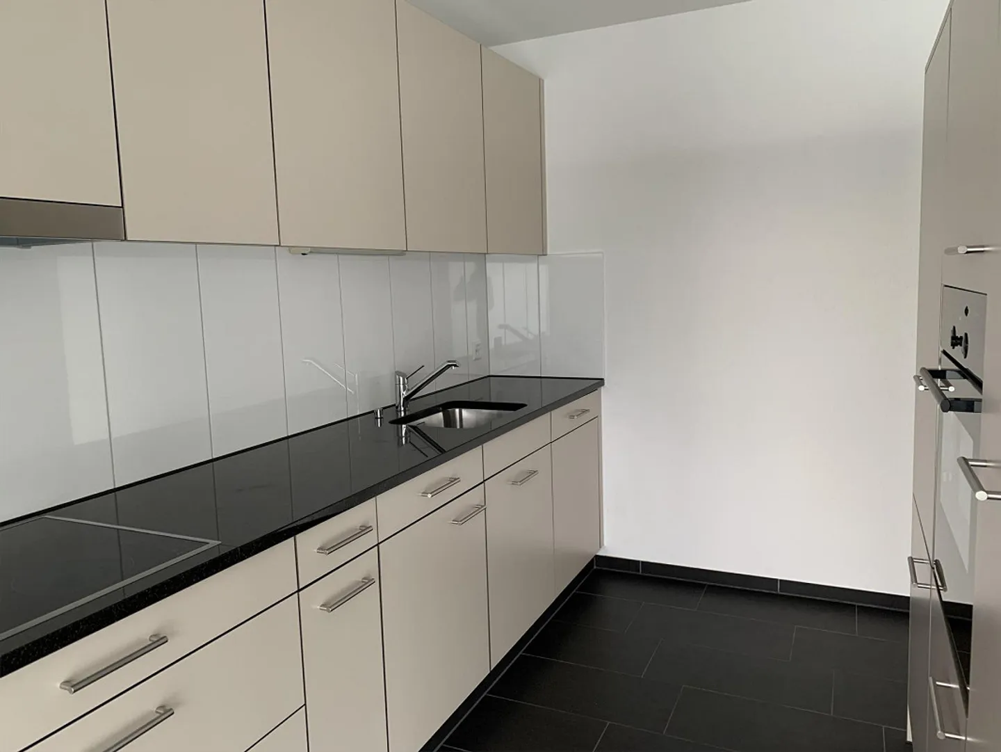 Ampio appartamento di 5,5 stanze con grande balcone - Foto 3 di 10