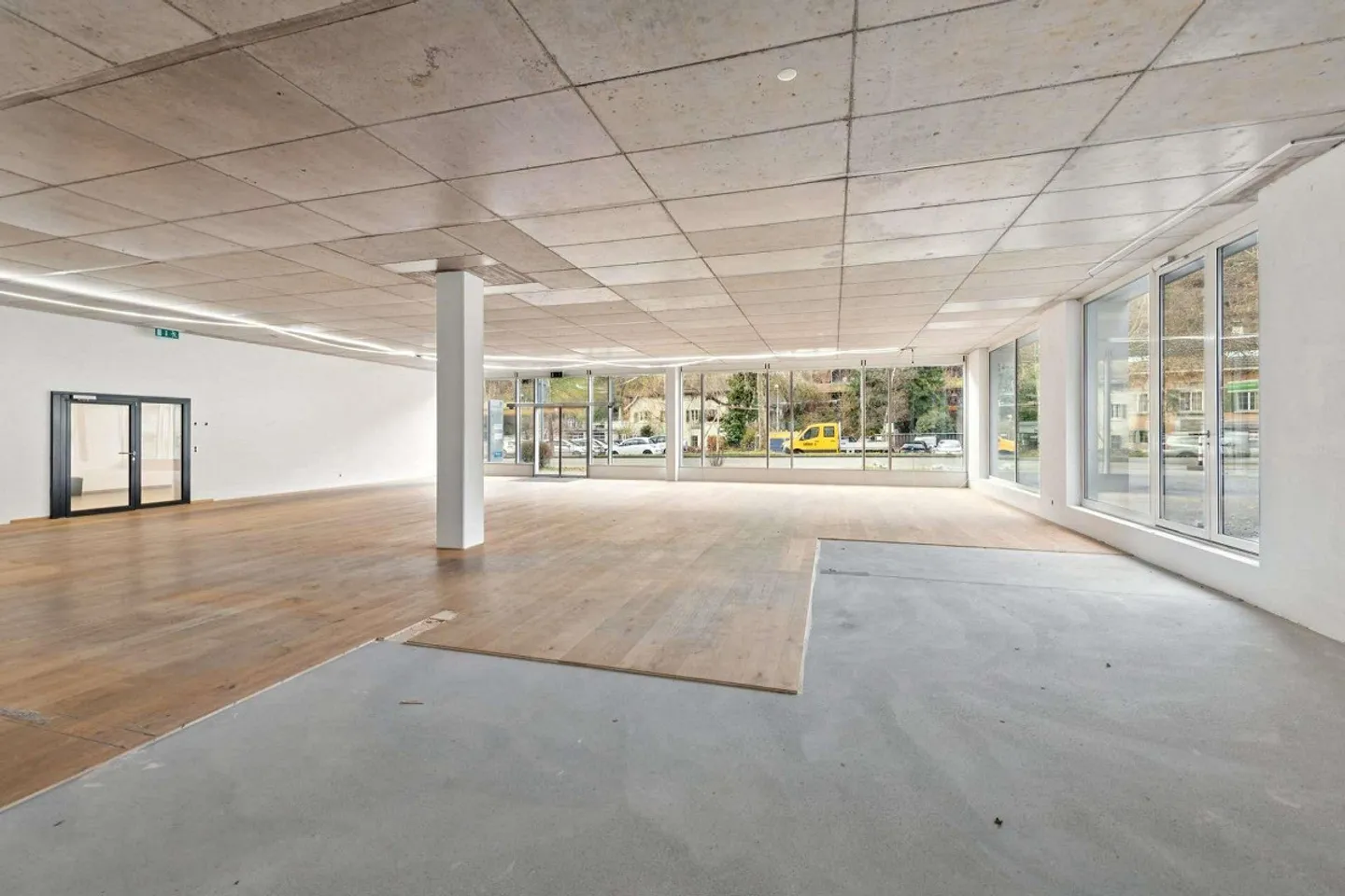 Espace commercial représentatif dans un emplacement fréquenté - Photo 1 sur 8