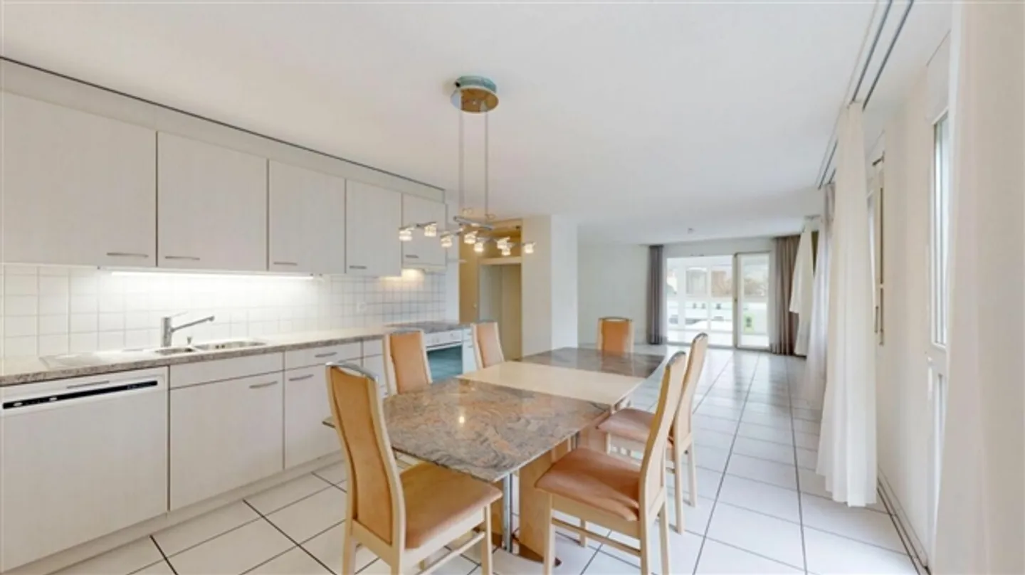 Casa moderna con charme, comfort e posizione centrale a Brügg - Foto 3 di 16