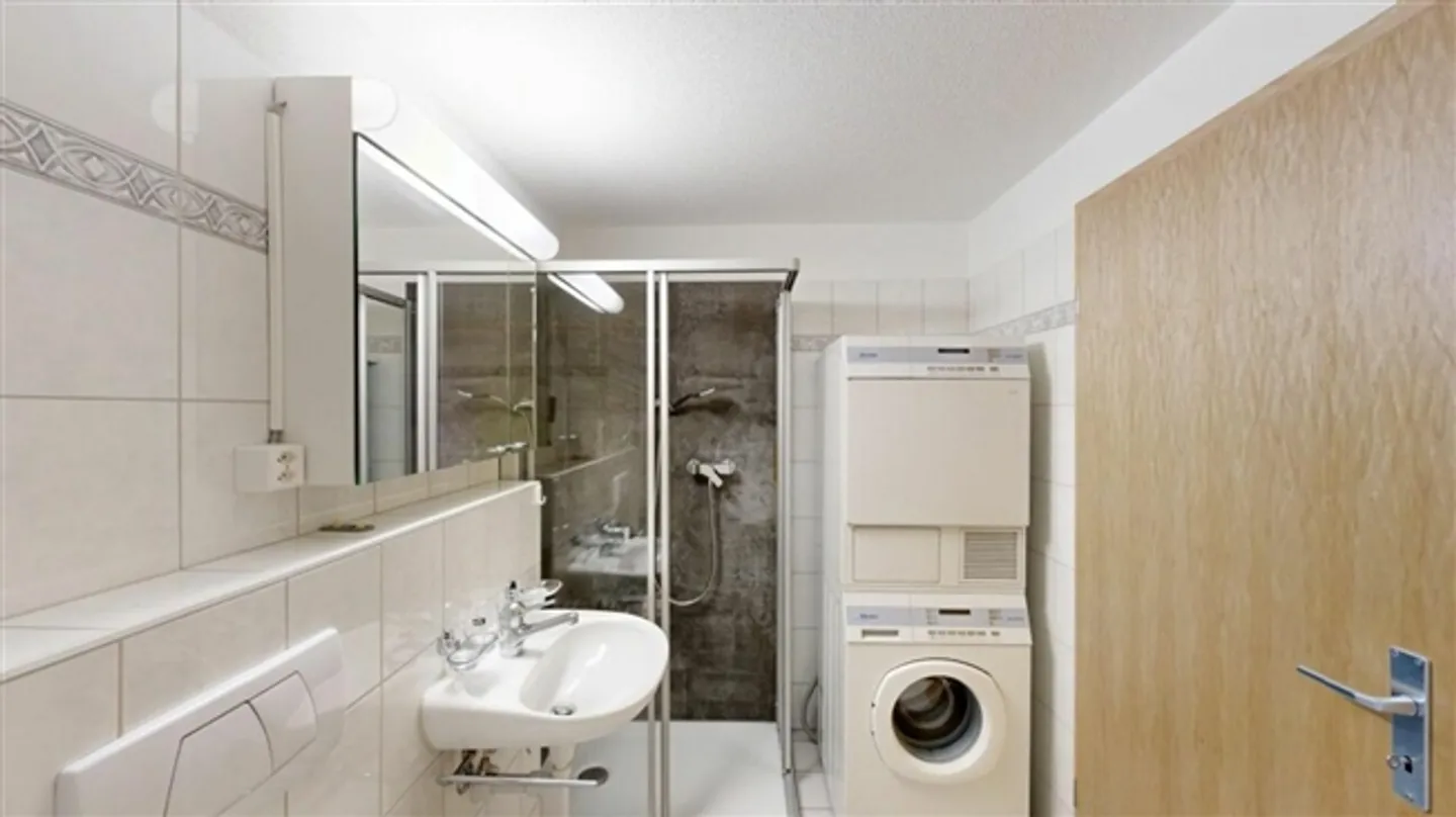 Casa moderna con charme, comfort e posizione centrale a Brügg - Foto 8 di 16