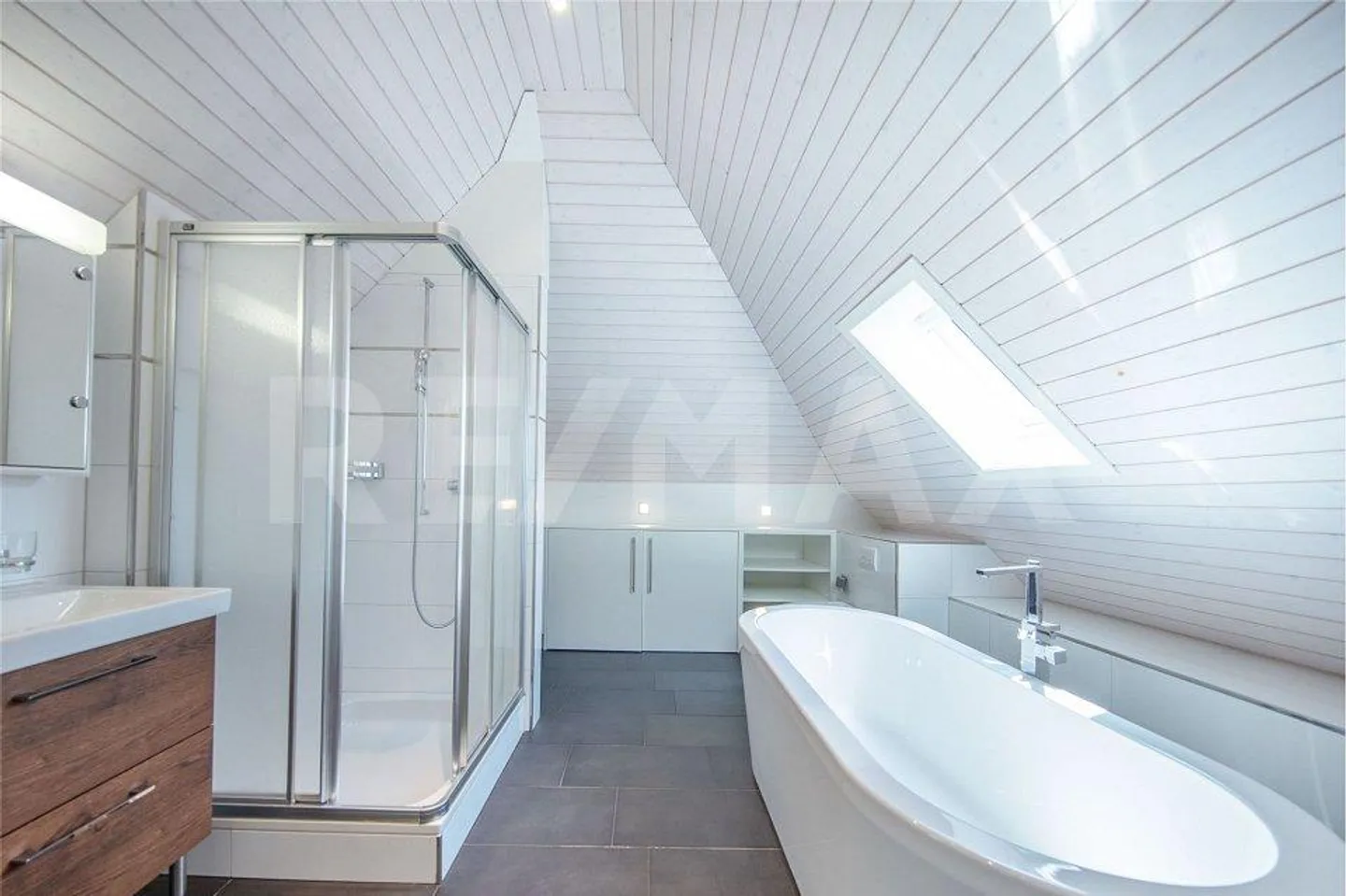 À louer à long terme, charmant appartement sous les combles de 3,5 pièces au Schlössli à Vitznau - Photo 9 sur 13