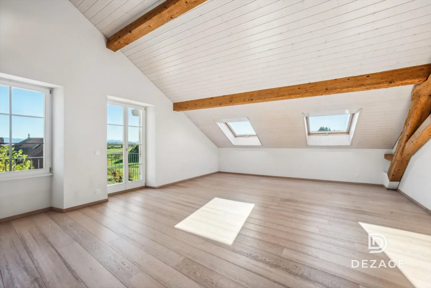 Crossing attic with balcony and panoramic view in the heart of the charming village of - Photo 12 of 13