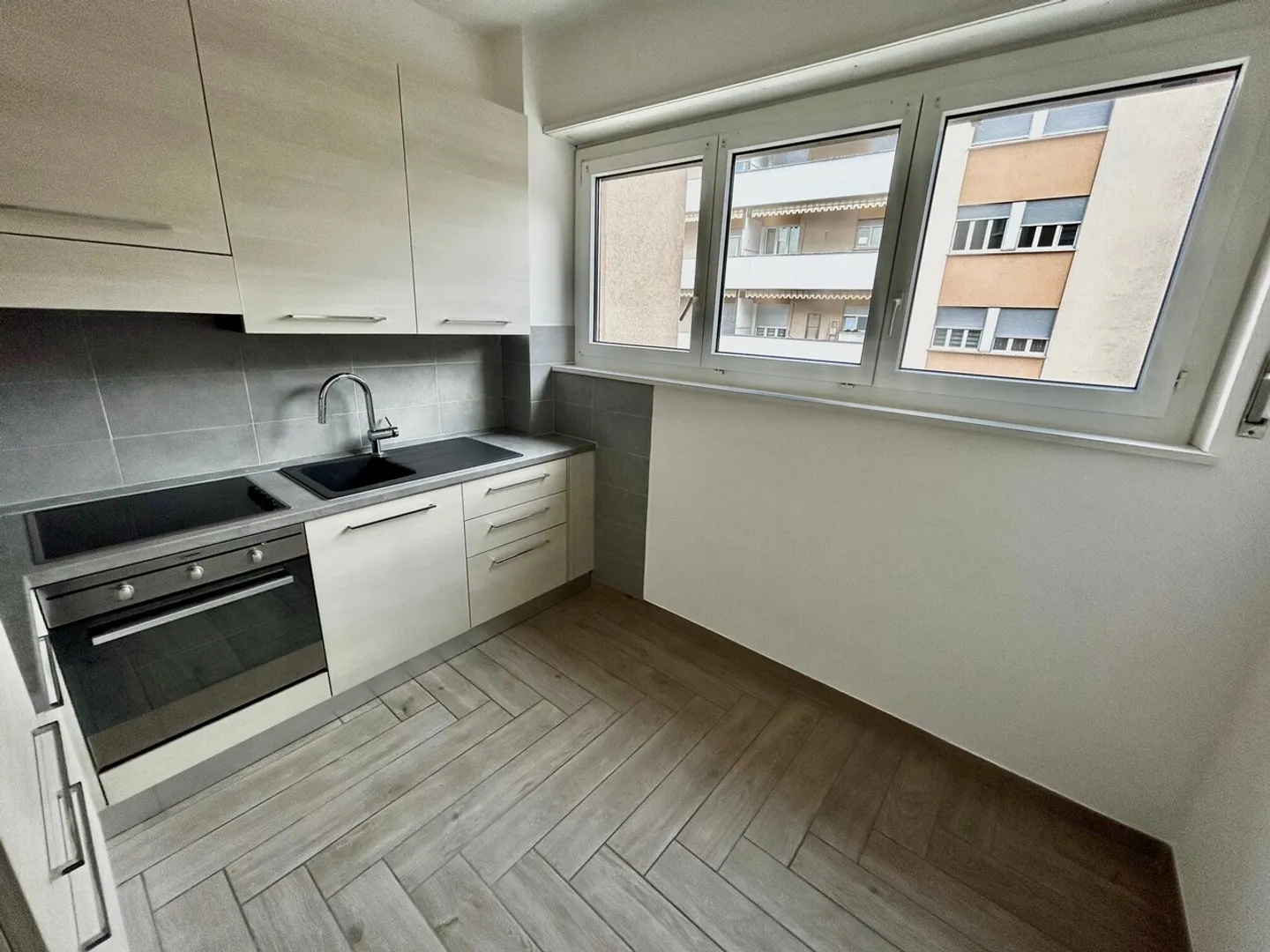 Modernes 2.5-Zimmer-Apartment zur Miete in ruhiger Lage in Chiasso - Foto 2 von 10