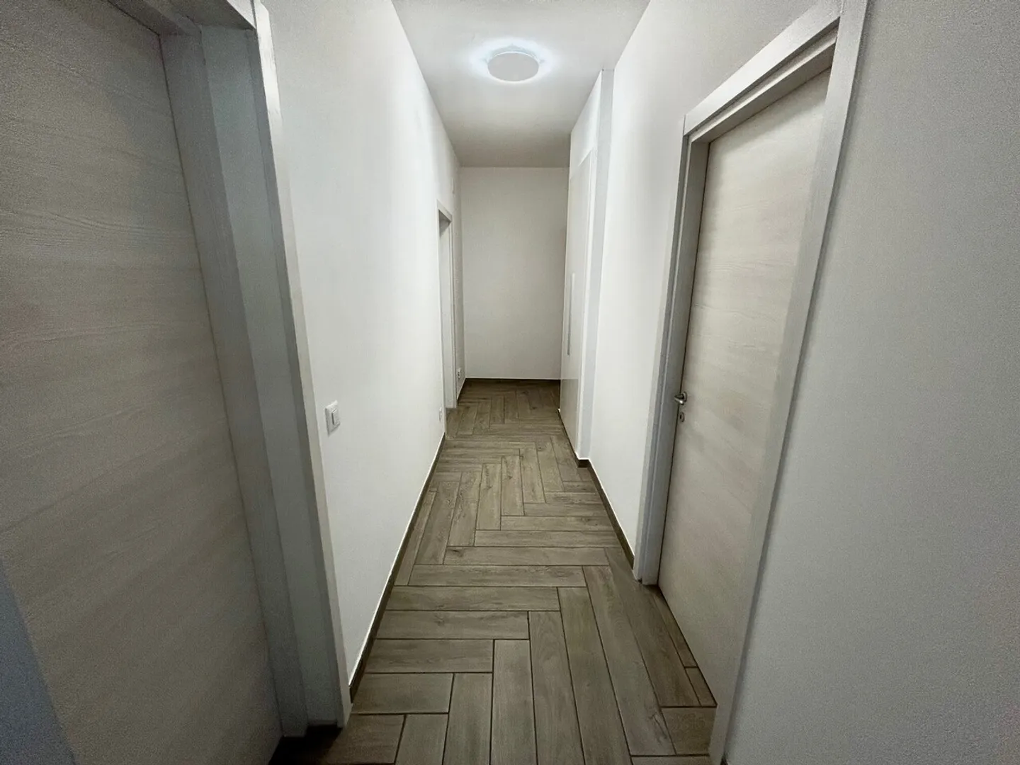 Modernes 2.5-Zimmer-Apartment zur Miete in ruhiger Lage in Chiasso - Foto 5 von 10