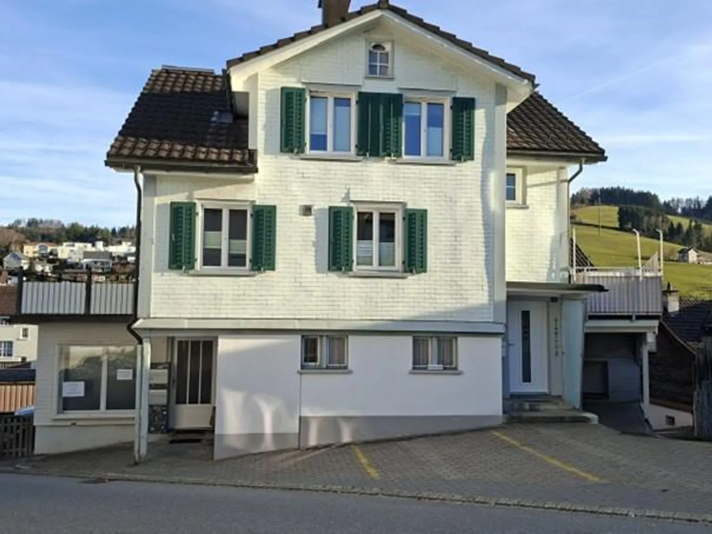 Single-family house in a central location - Photo 2 of 2