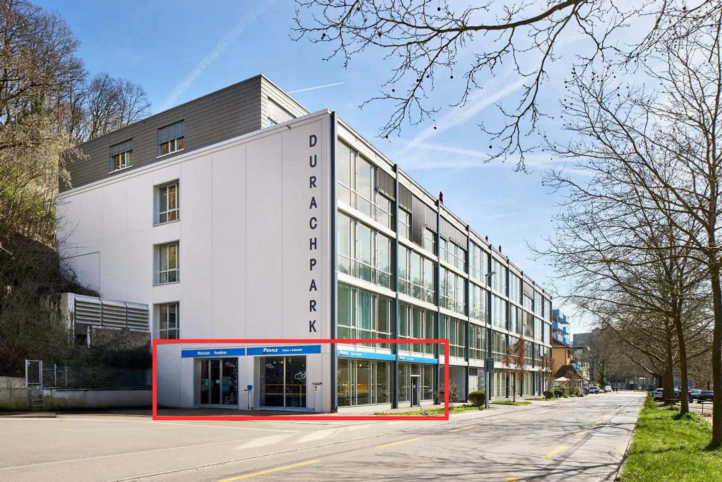 Espace commercial représentatif dans un emplacement fréquenté - Photo 2 sur 8