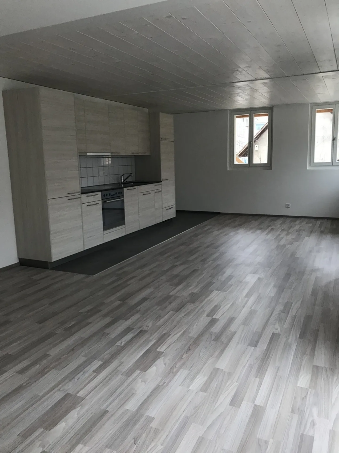Modern 2.5-room apartment in the heart of Kerzers - Photo 1 of 9