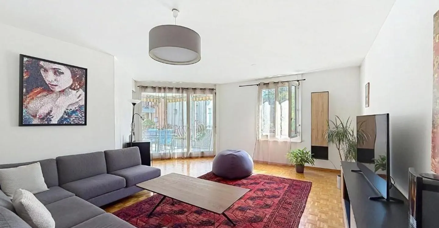 Appartement spacieux avec loggia - Photo 2 sur 7