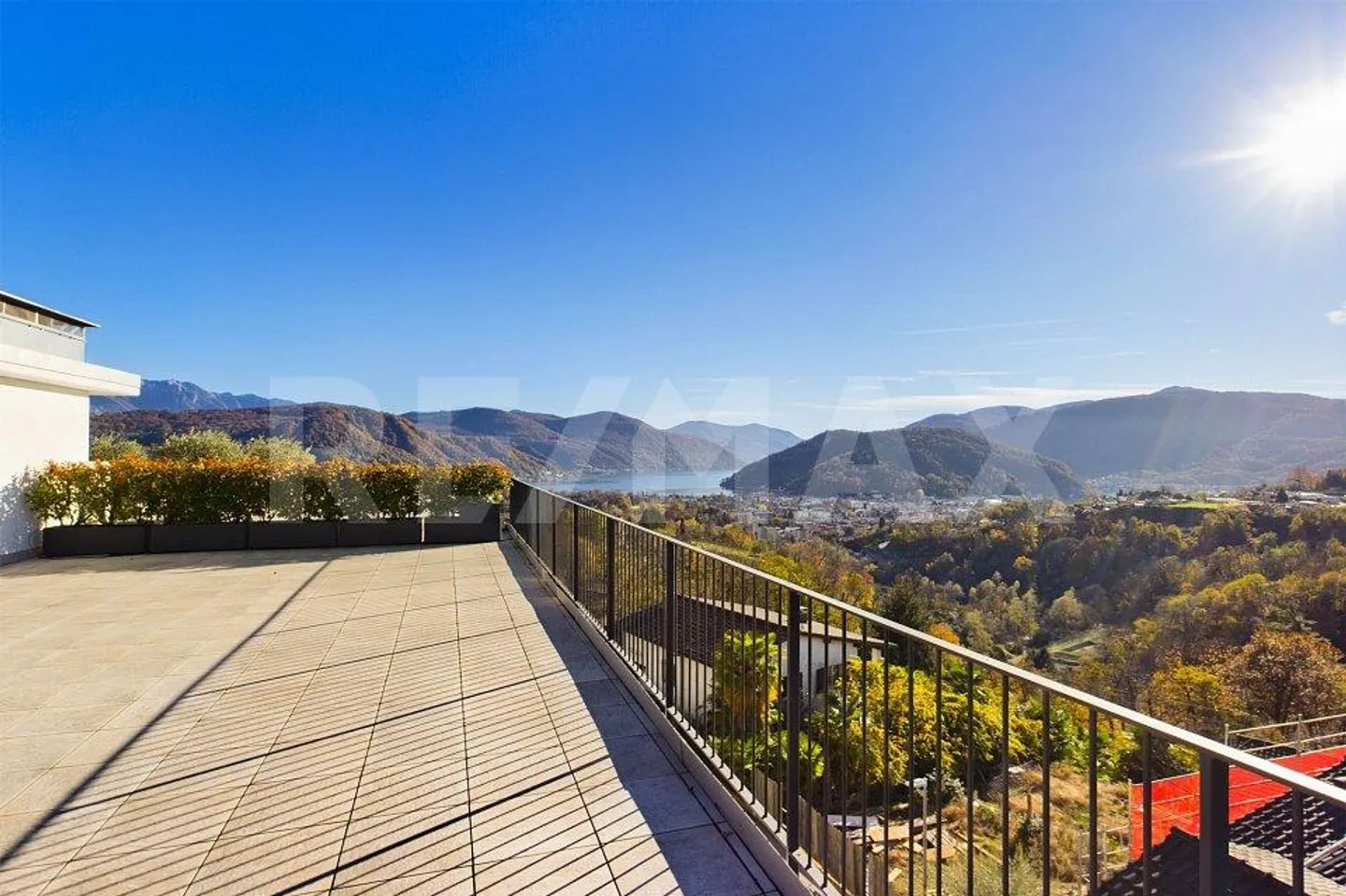 NEGGIO (PRÈS DE VERNATE) : Appartement en attique lumineux et moderne avec une belle vue et un toit-terrasse - Photo 3 sur 13