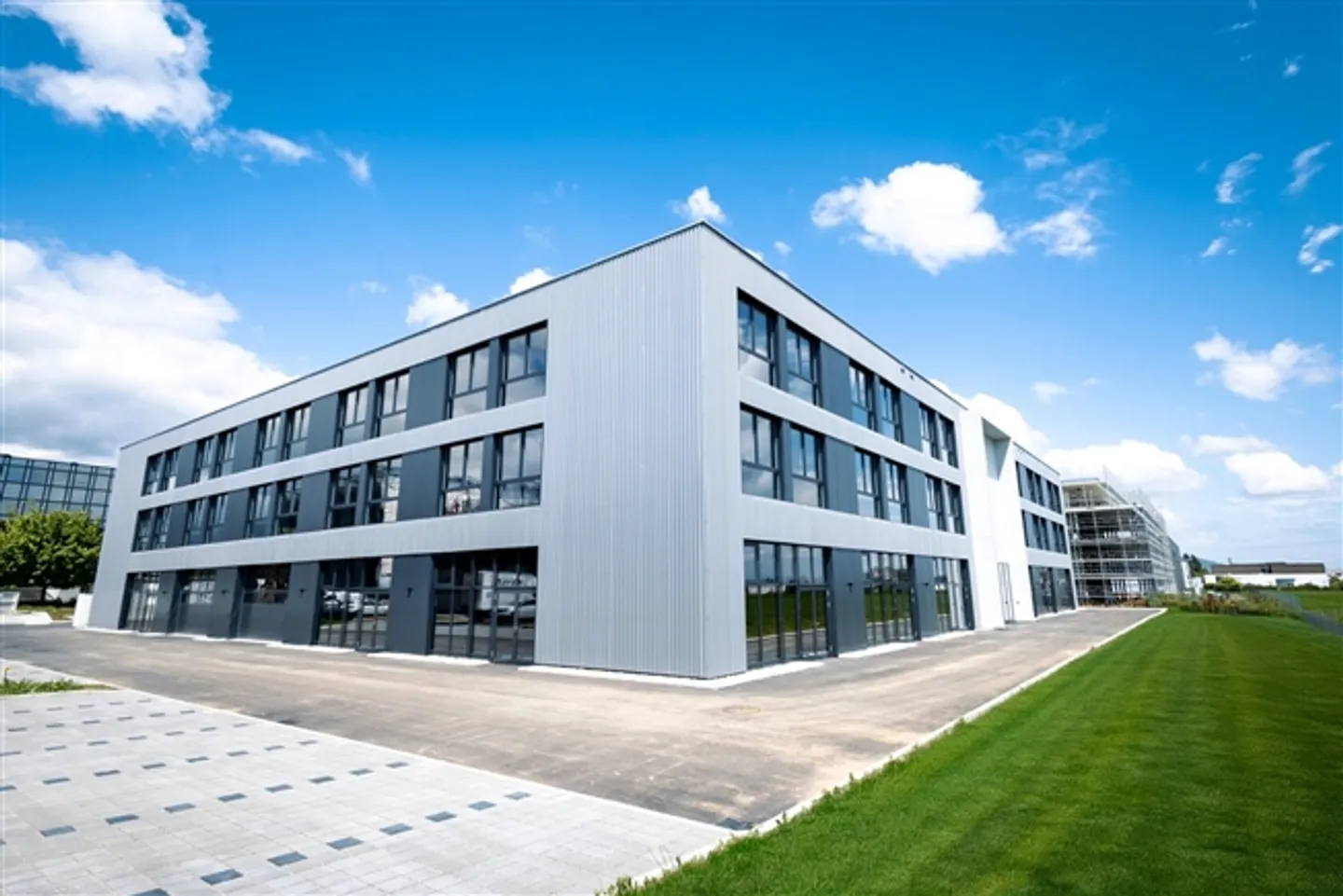 Modernes Gewerbegebiet in Gland - Foto 1 von 5