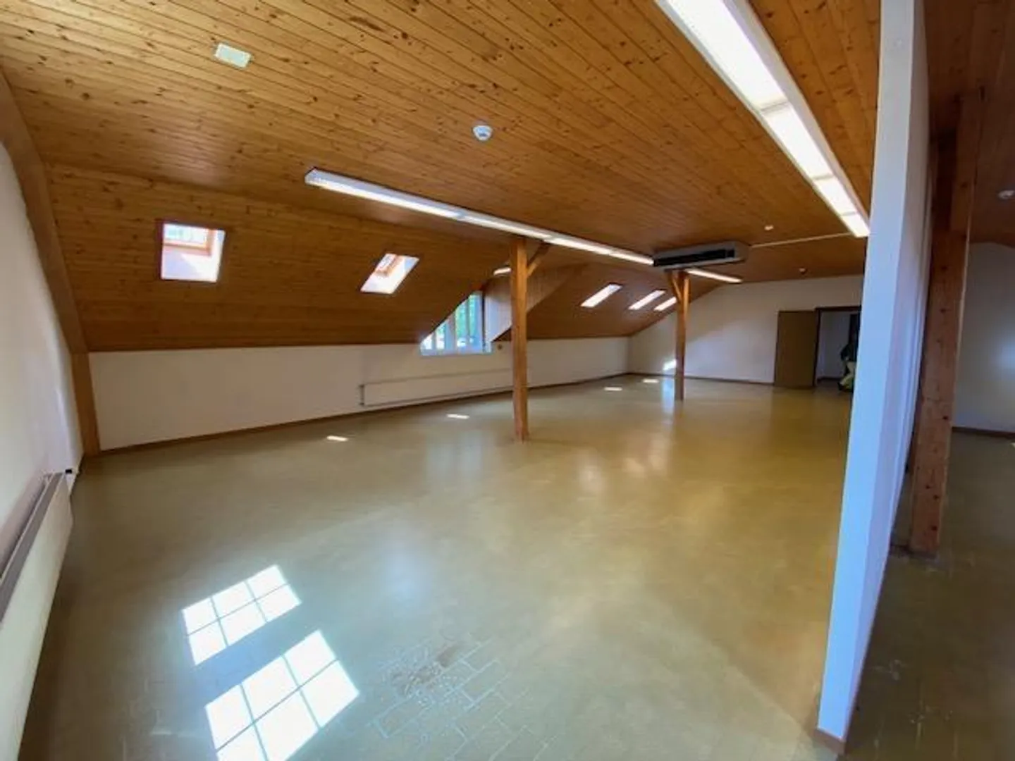 Ampio spazio/atelier in affitto nell'antica "Mühle" di Unterseen - Foto 3 di 7