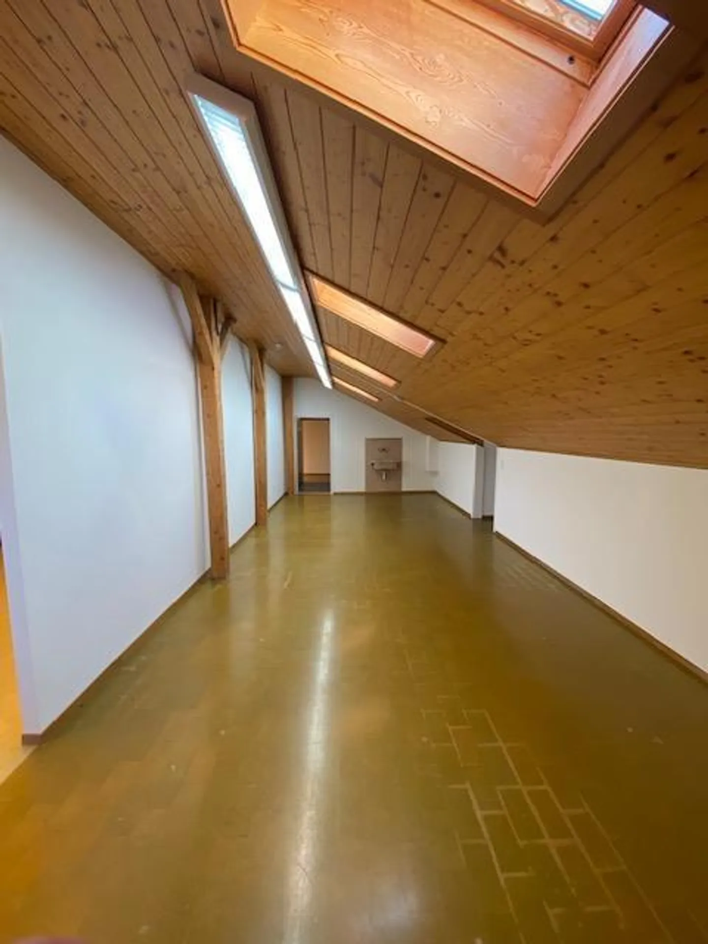 Ampio spazio/atelier in affitto nell'antica "Mühle" di Unterseen - Foto 5 di 7