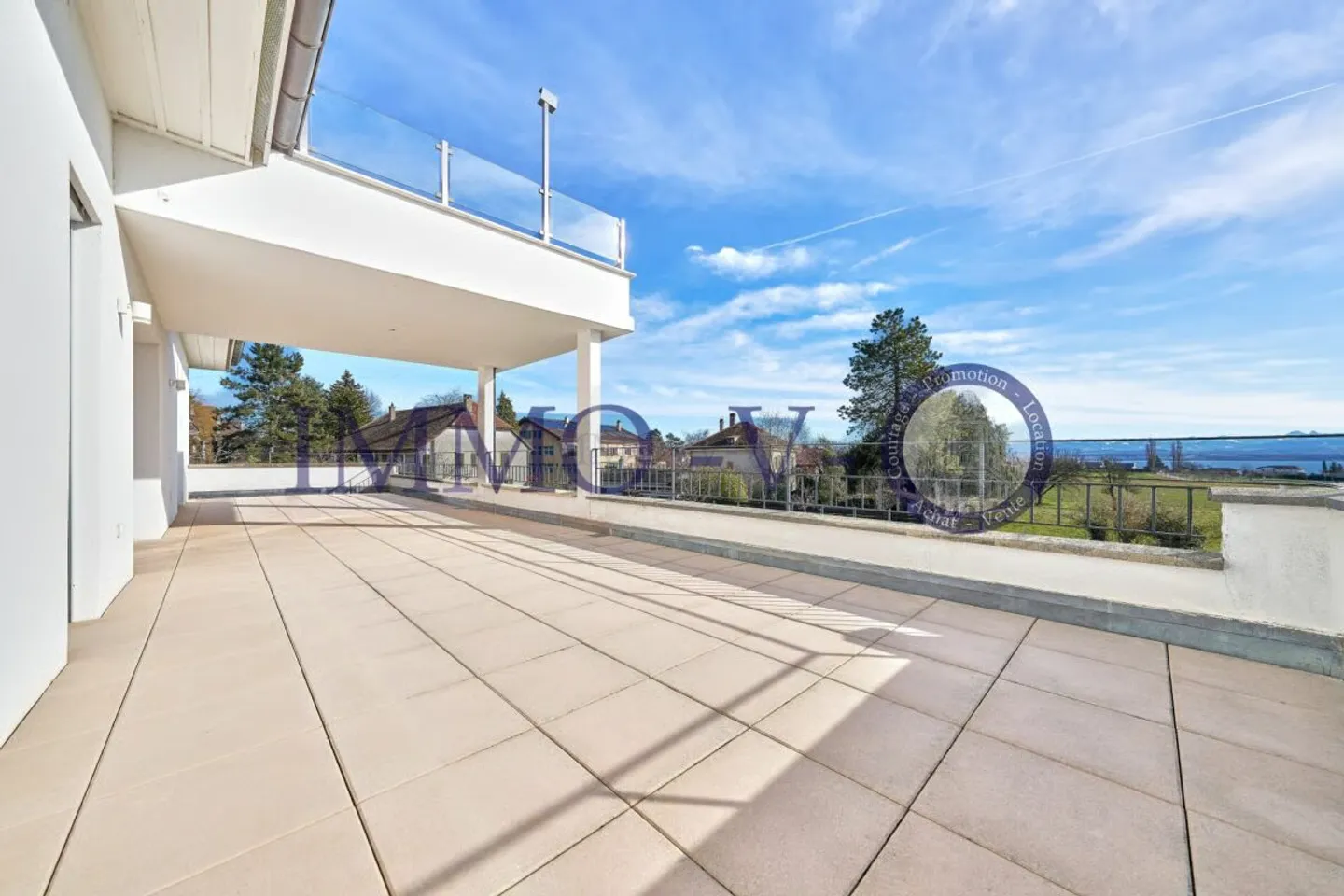 SPACIEUX ET LUMINEUX AVEC GRAND BALCON-TERRASSE DE 60M2 ET VUE LAC - Photo 1 of 11