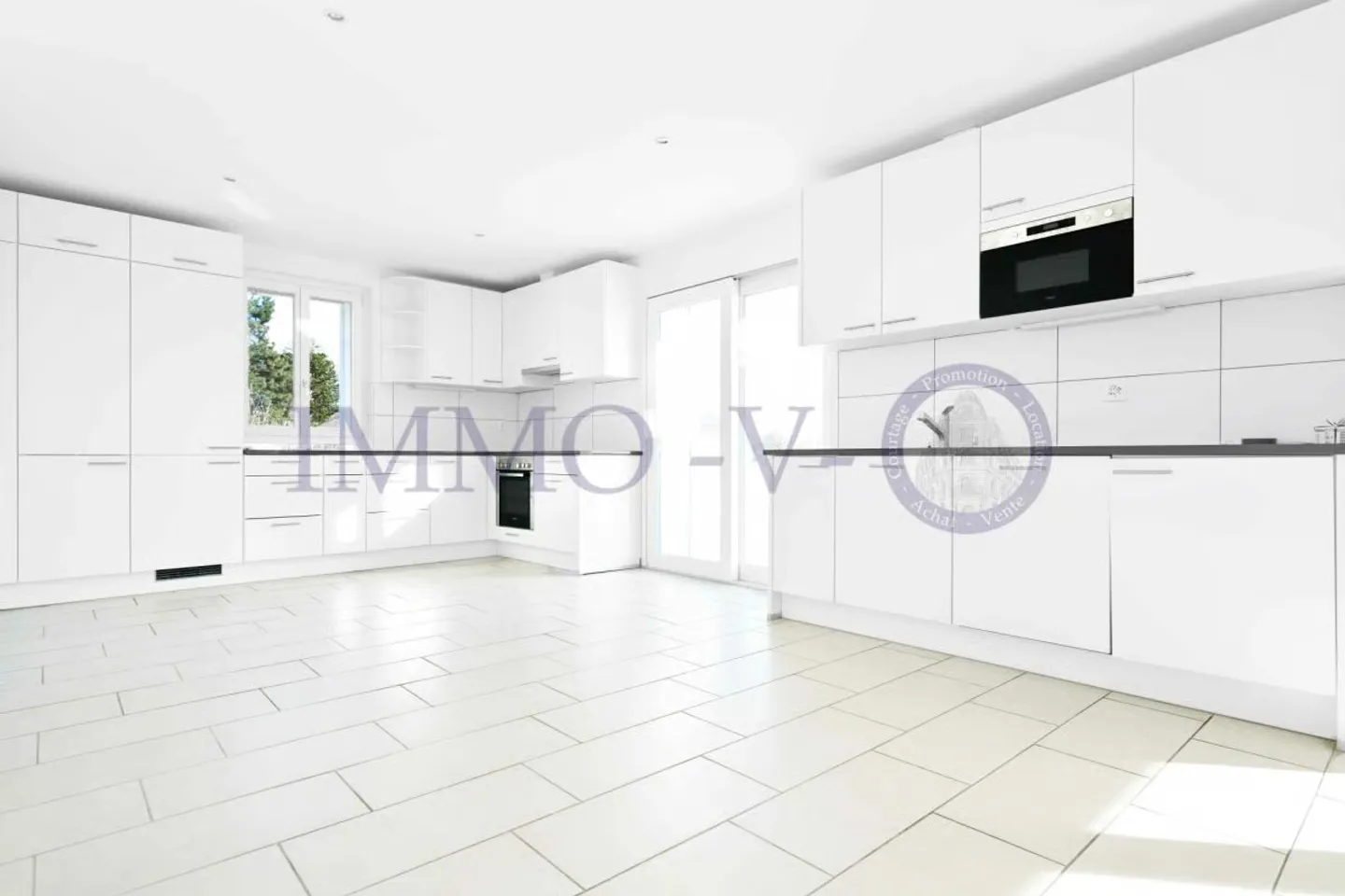 SPACIEUX ET LUMINEUX AVEC GRAND BALCON-TERRASSE DE 60M2 ET VUE LAC - Photo 3 of 11