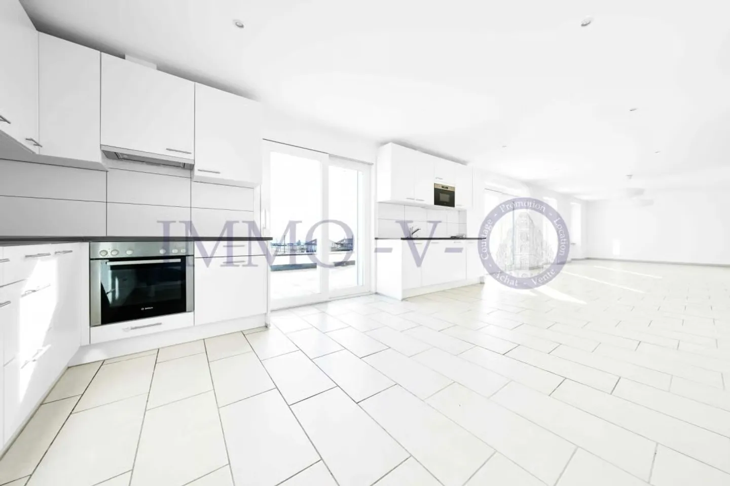 SPACIEUX ET LUMINEUX AVEC GRAND BALCON-TERRASSE DE 60M2 ET VUE LAC - Photo 5 of 11