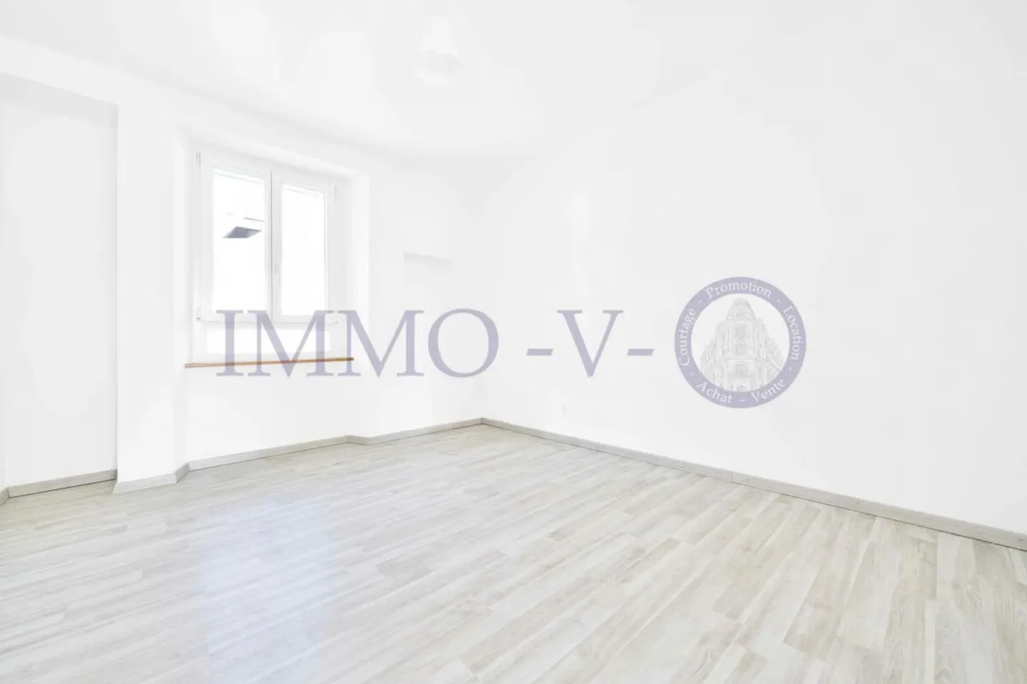SPACIEUX ET LUMINEUX AVEC GRAND BALCON-TERRASSE DE 60M2 ET VUE LAC - Photo 8 of 11