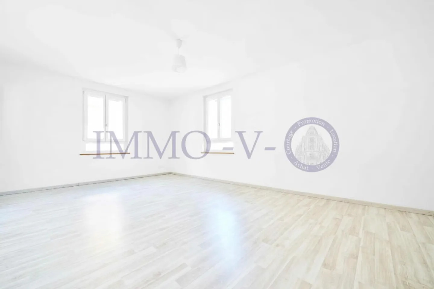SPACIEUX ET LUMINEUX AVEC GRAND BALCON-TERRASSE DE 60M2 ET VUE LAC - Photo 9 of 11