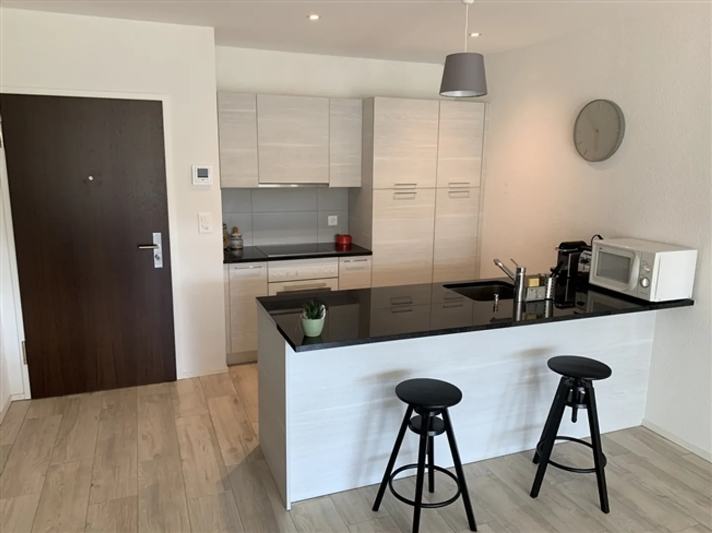 Magnificent 2.5-room apartment - Photo 2 of 5