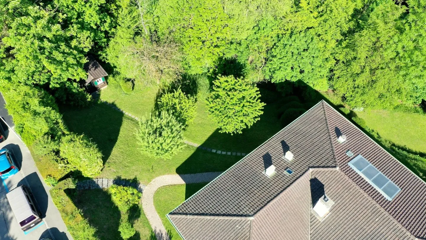 Schöne Villa mit großen Räumen und baumgesäumtem Garten - Lancy - Foto 2 von 9