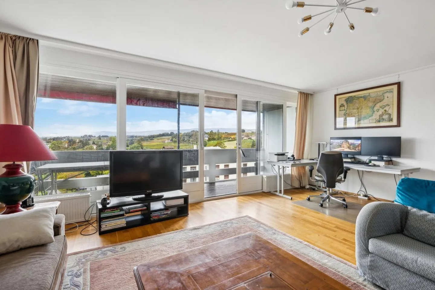 Geräumige 5,5-Zimmer-Wohnung mit herrlichem Blick auf die Stadt - Foto 3 von 13