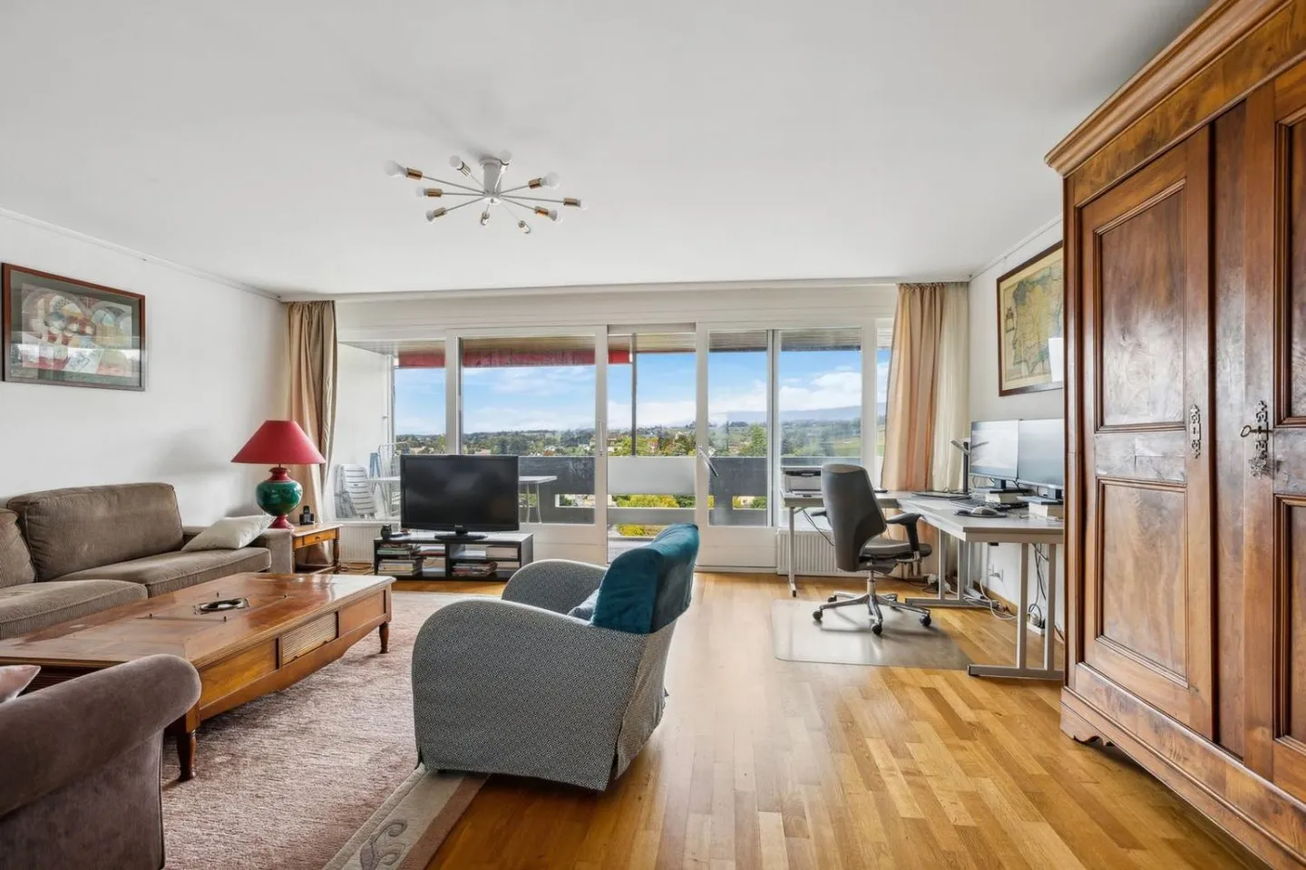 Geräumige 5,5-Zimmer-Wohnung mit herrlichem Blick auf die Stadt - Foto 4 von 13