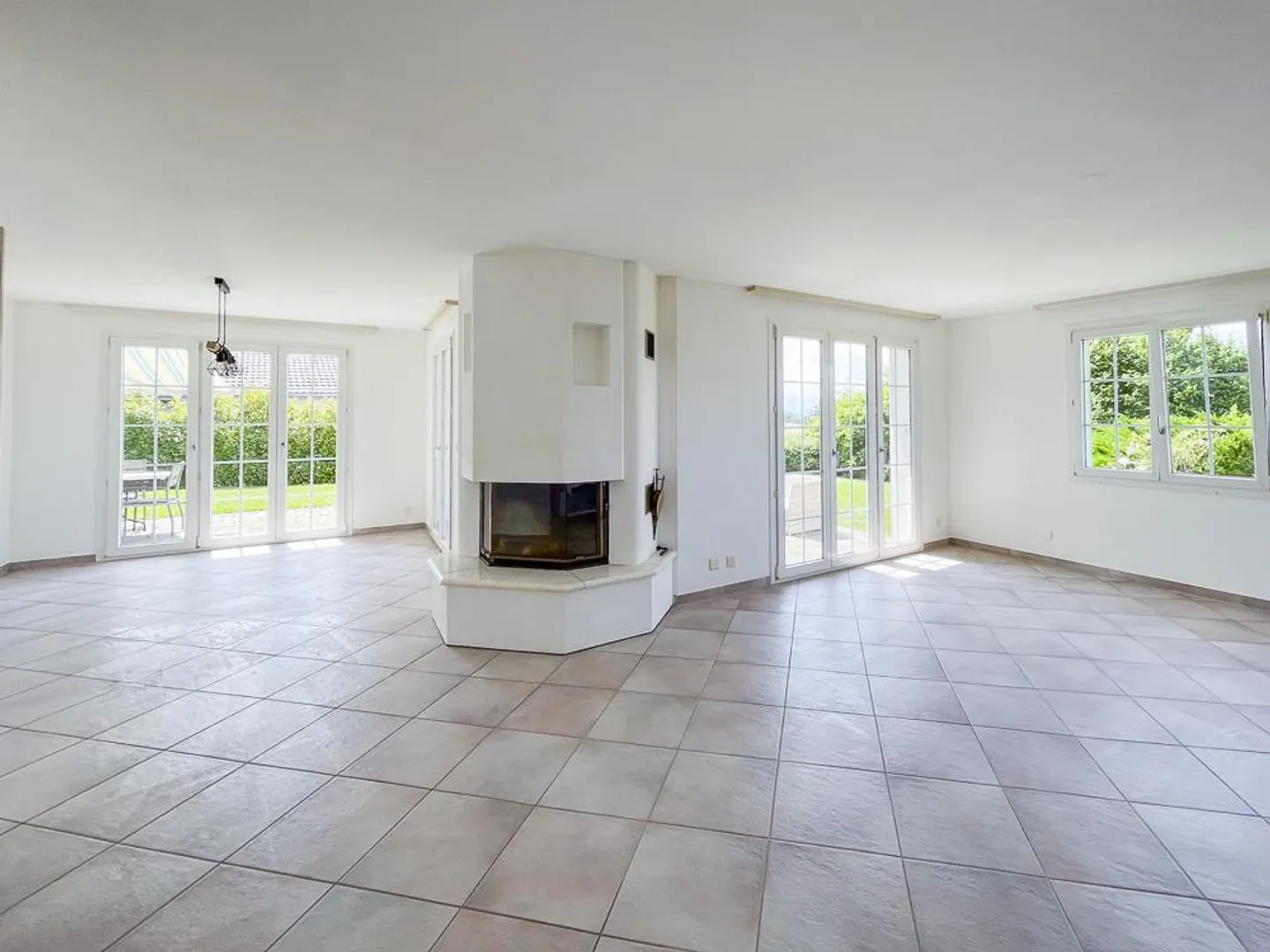 Villa con studio arredato in subaffitto? Ideale per reddito aggiuntivo - Foto 5 di 13