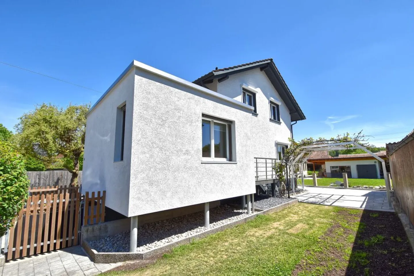 Affascinante casa unifamiliare con giardino in posizione tranquilla - Foto 2 di 17