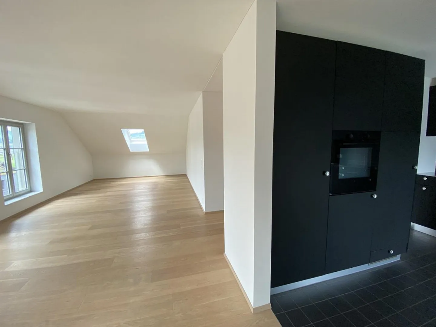 Cozy 3.5 Room Attic Apartment in the Center of Wichtrach - Photo 3 of 9