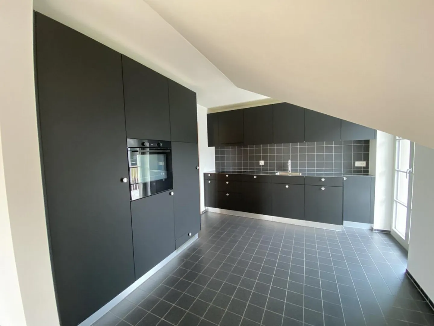 Cozy 3.5 Room Attic Apartment in the Center of Wichtrach - Photo 1 of 9