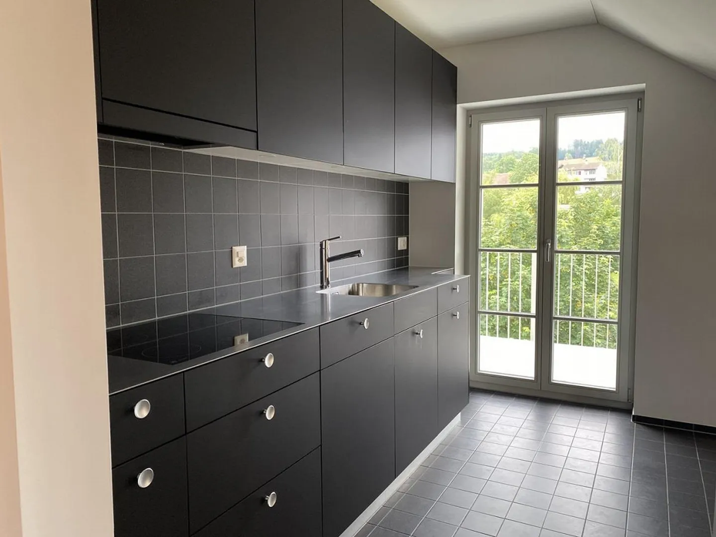 Cozy 3.5 Room Attic Apartment in the Center of Wichtrach - Photo 2 of 9