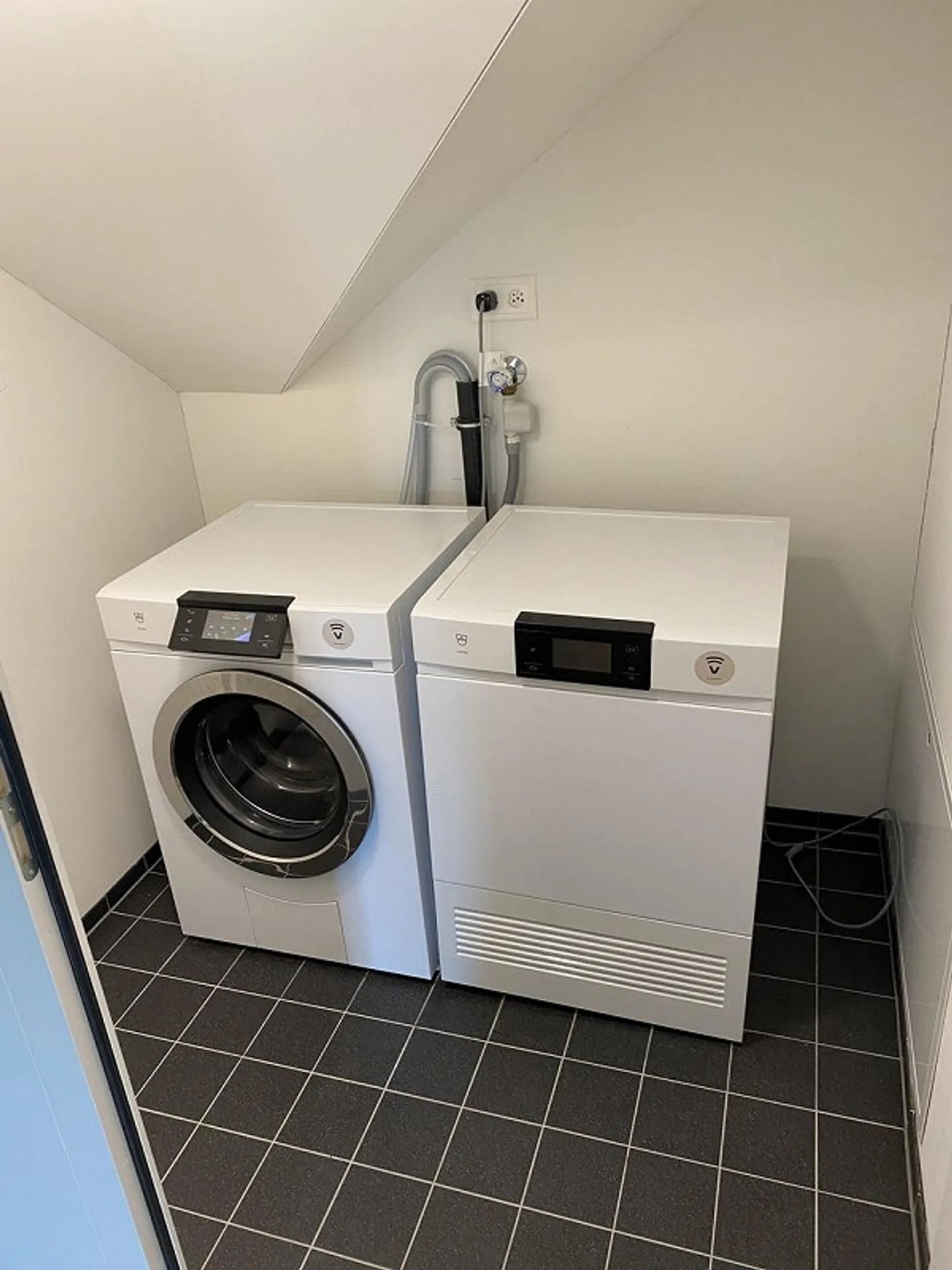 Cozy 3.5 Room Attic Apartment in the Center of Wichtrach - Photo 7 of 9