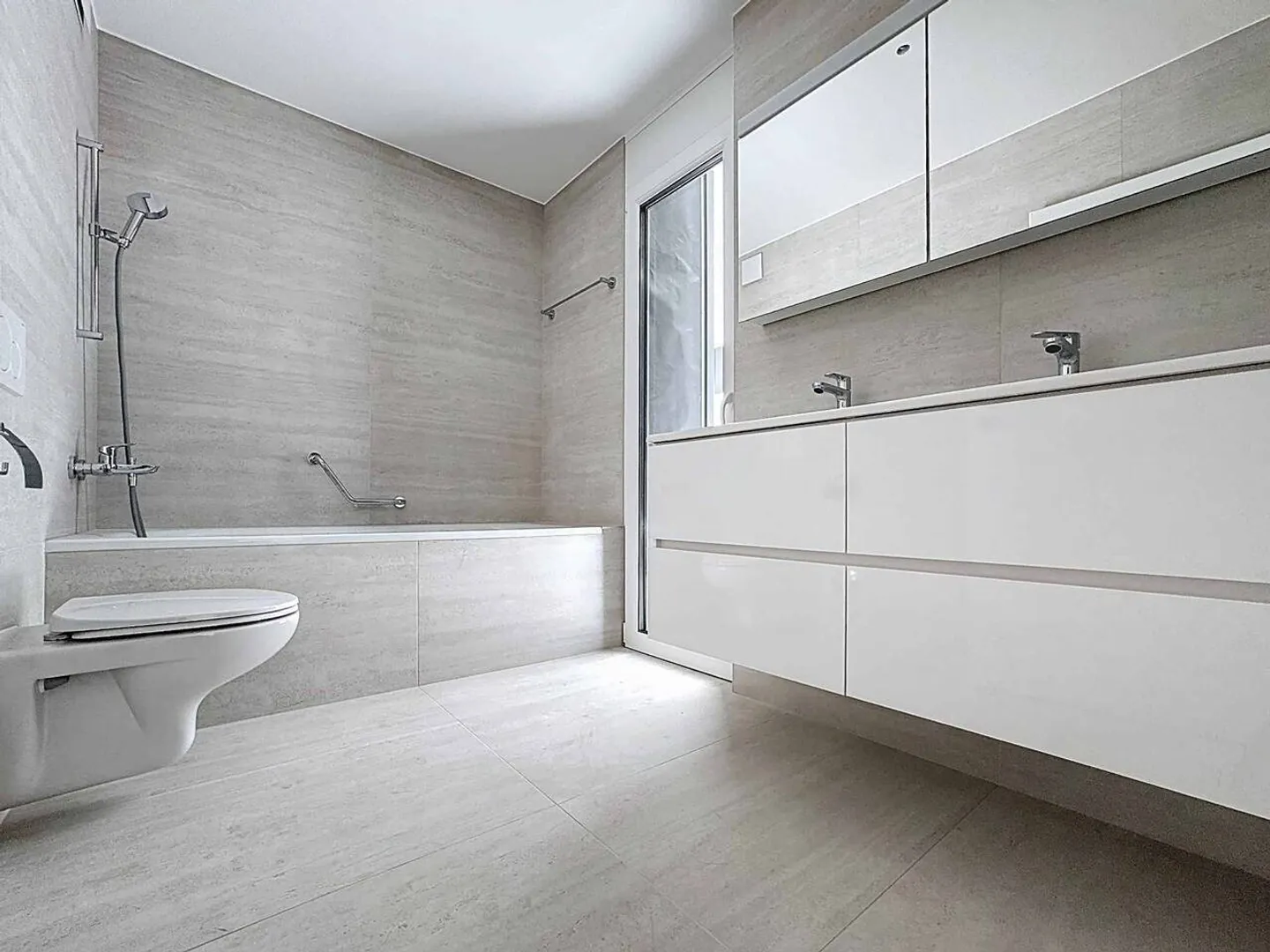 Appartement luxueux de 4,5 pièces avec balcon de 76m2 et vue panoramique sur le lac - Photo 8 sur 13