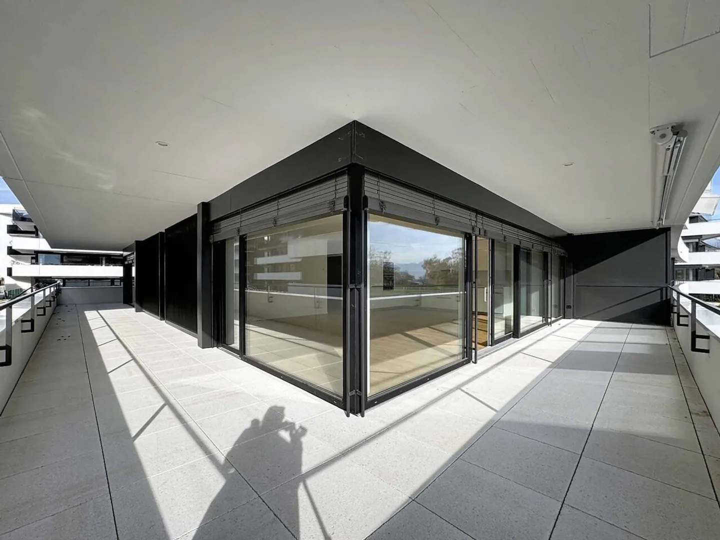 Appartement luxueux de 4,5 pièces avec balcon de 76m2 et vue panoramique sur le lac - Photo 9 sur 13