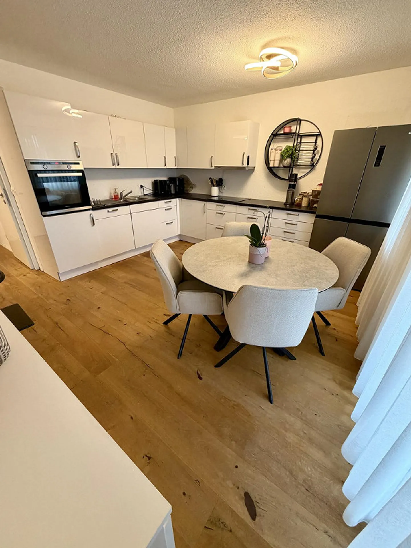Stylishly renovated 3.5-room apartment with whirlpool bathtub - Photo 4 of 14