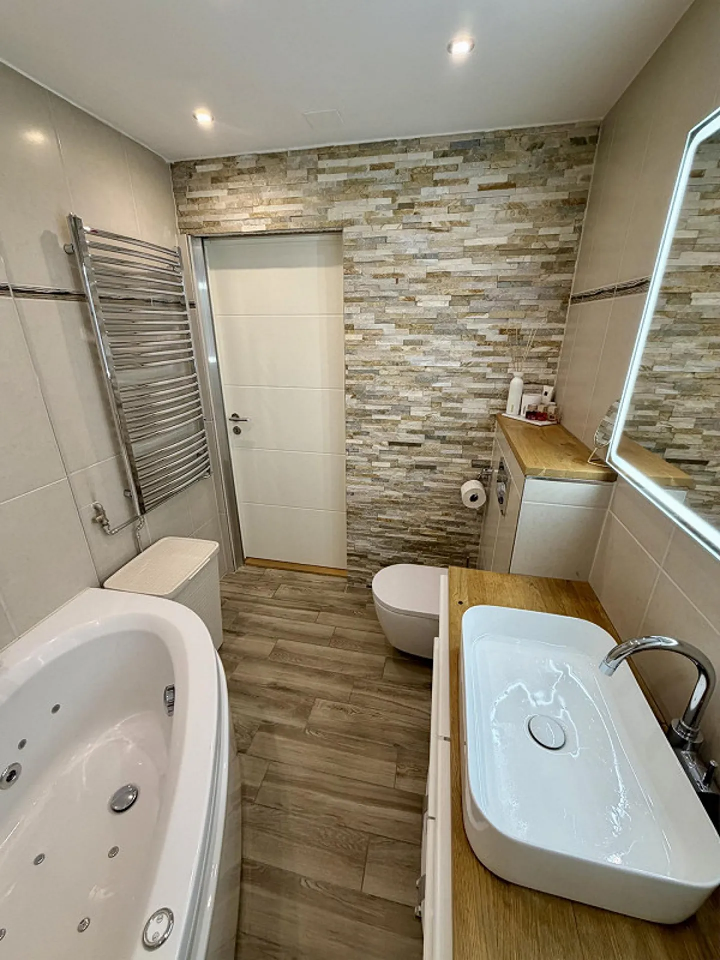 Stylishly renovated 3.5-room apartment with whirlpool bathtub - Photo 8 of 14
