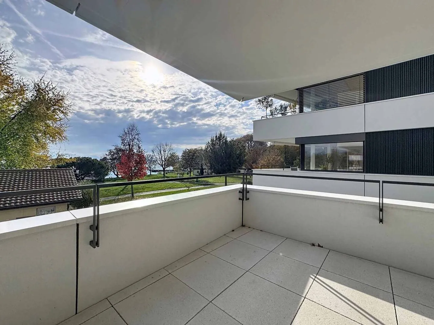 Appartement luxueux de 4,5 pièces avec balcon de 76m2 et vue panoramique sur le lac - Photo 10 sur 13