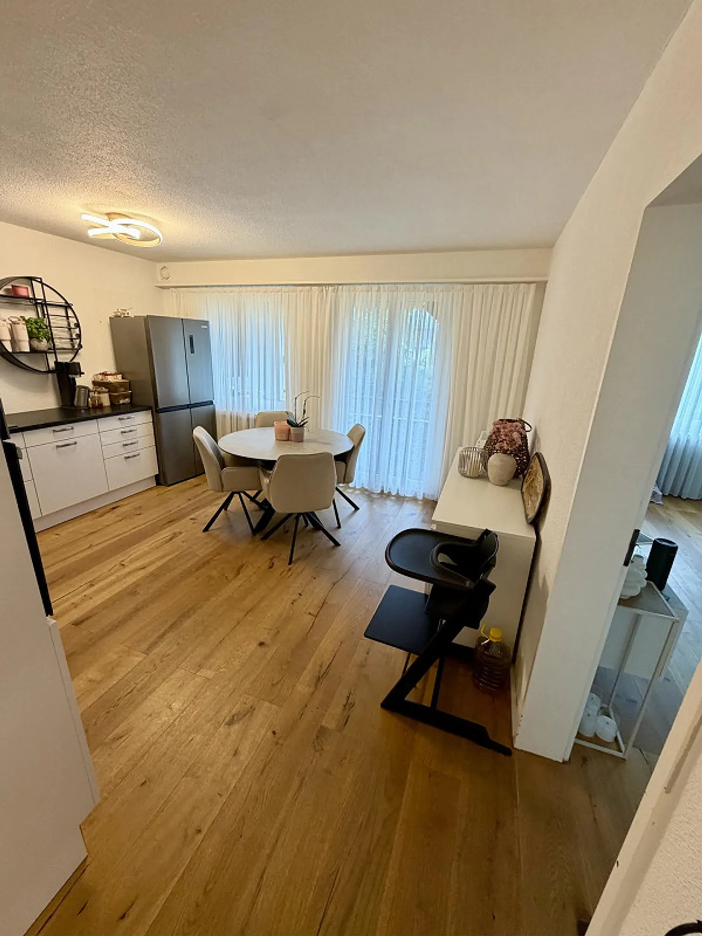 Stylishly renovated 3.5-room apartment with whirlpool bathtub - Photo 3 of 14