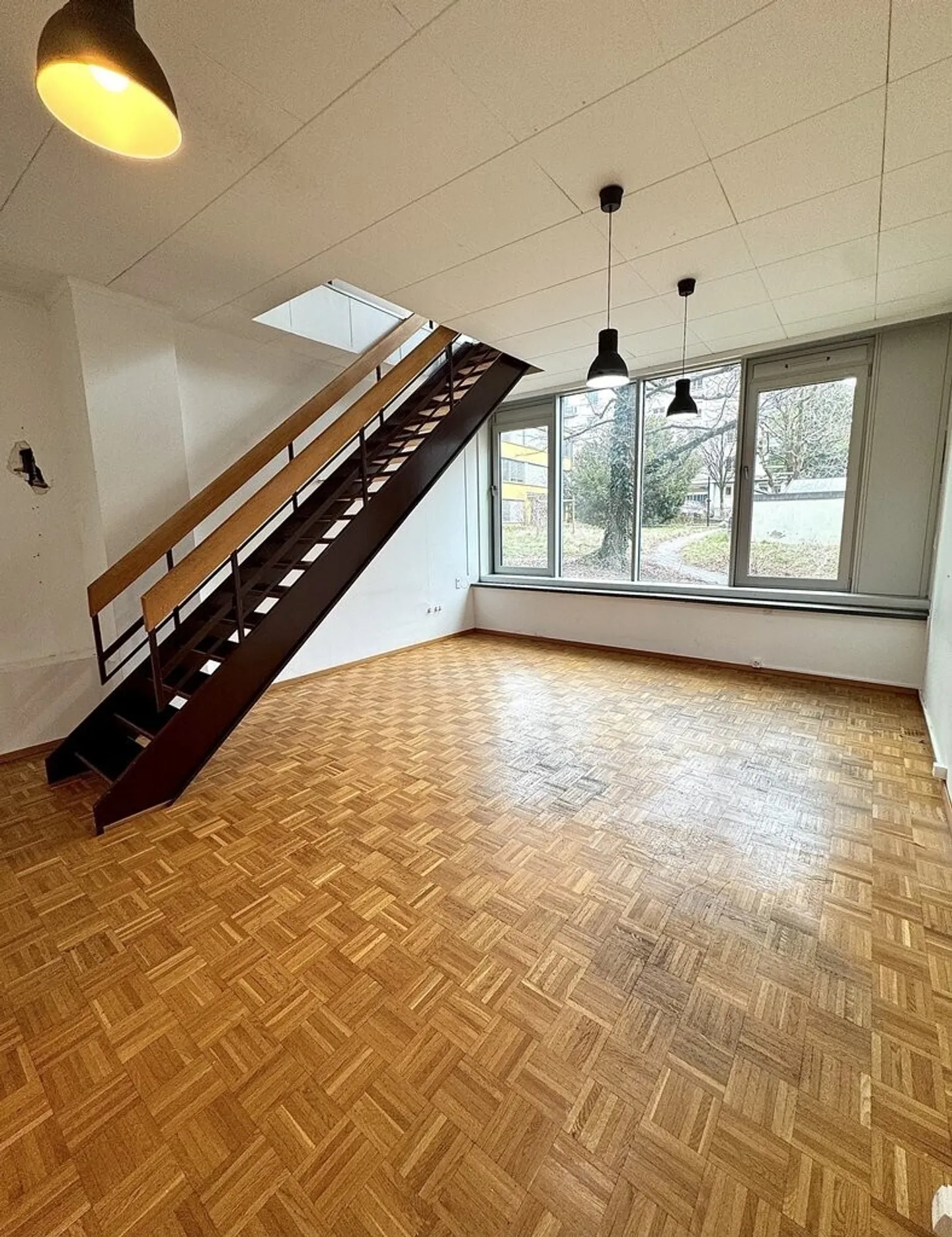 Belle surface commerciale en duplex à louer ! - Photo 1 sur 5