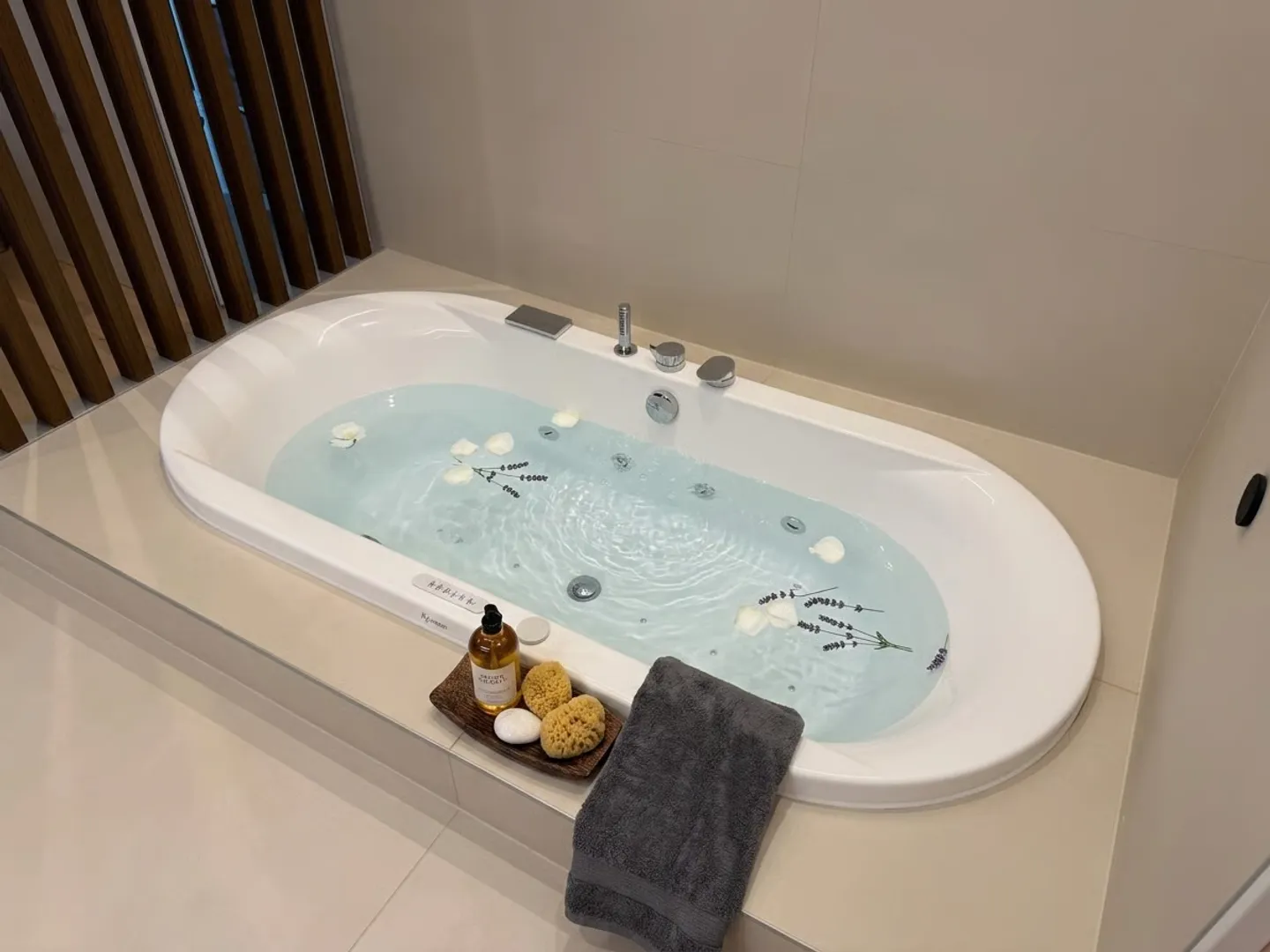 Appartement avec 4,5 pièces dans un nouveau bâtiment avec espace bien-être privé et vue sur le lac - Photo 13 sur 17