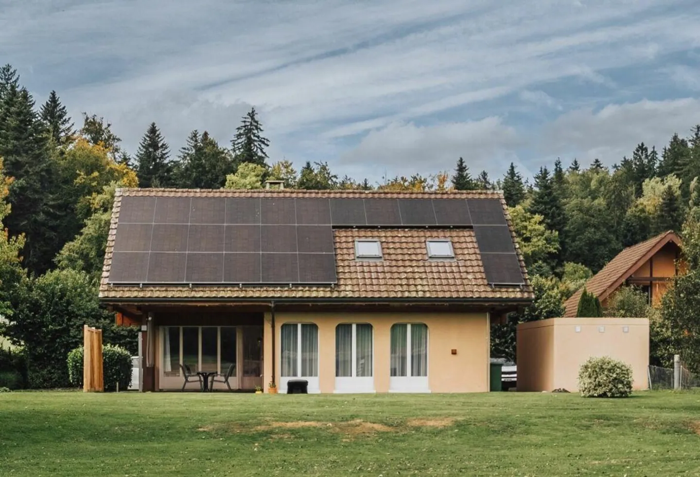 Einfamilienhaus mit grossem Grundstück - Foto 1 von 25