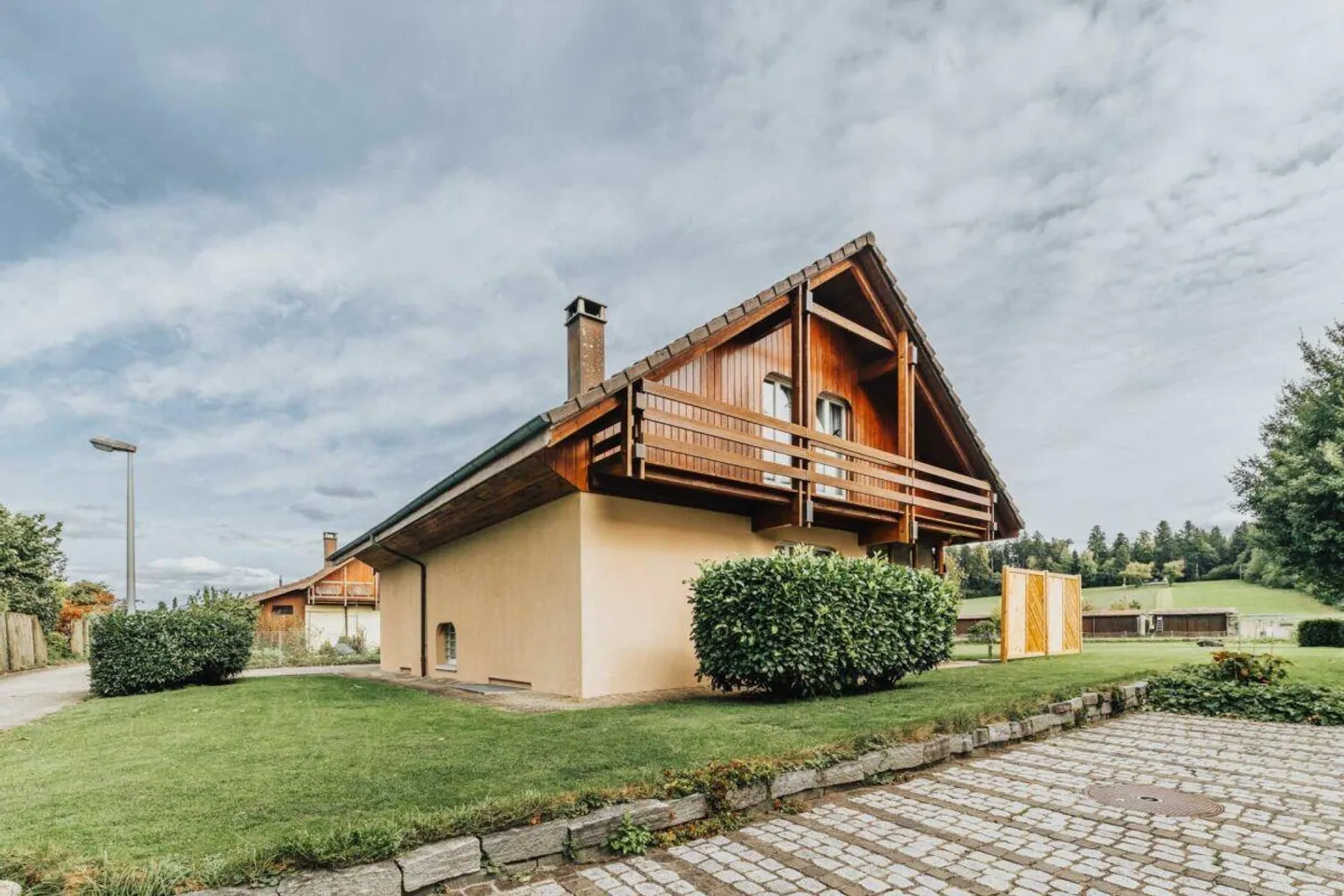 Einfamilienhaus mit grossem Grundstück - Foto 2 von 25