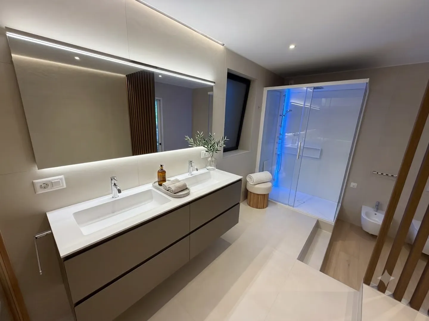 Appartement avec 4,5 pièces dans un nouveau bâtiment avec espace bien-être privé et vue sur le lac - Photo 15 sur 17