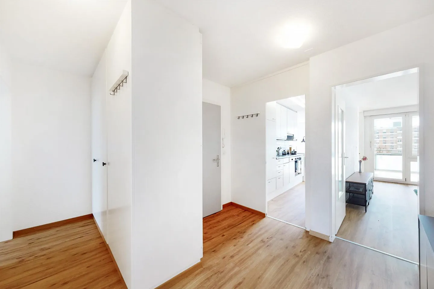 Appartamento ristrutturato con collegamenti di trasporto ideali - Foto 4 di 13